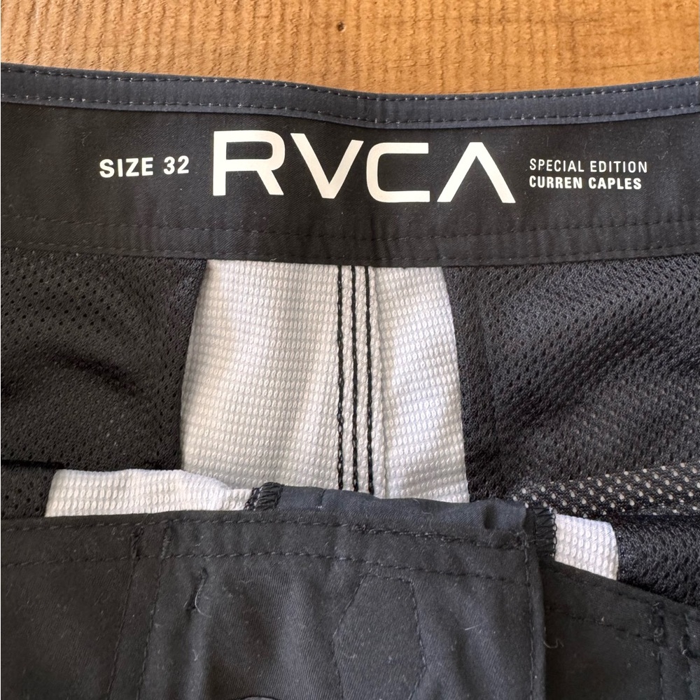 RVCA Men's Curren Caples Black Board Shorts NWT! Size 32 - Picture 3 of 5